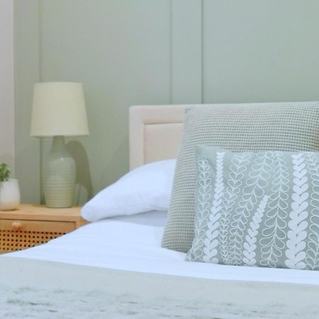 Stunning Modern Apartment Sleeps 4 - 6 Min Walk From Golden Beaches-Free Parking 본머스 외부 사진