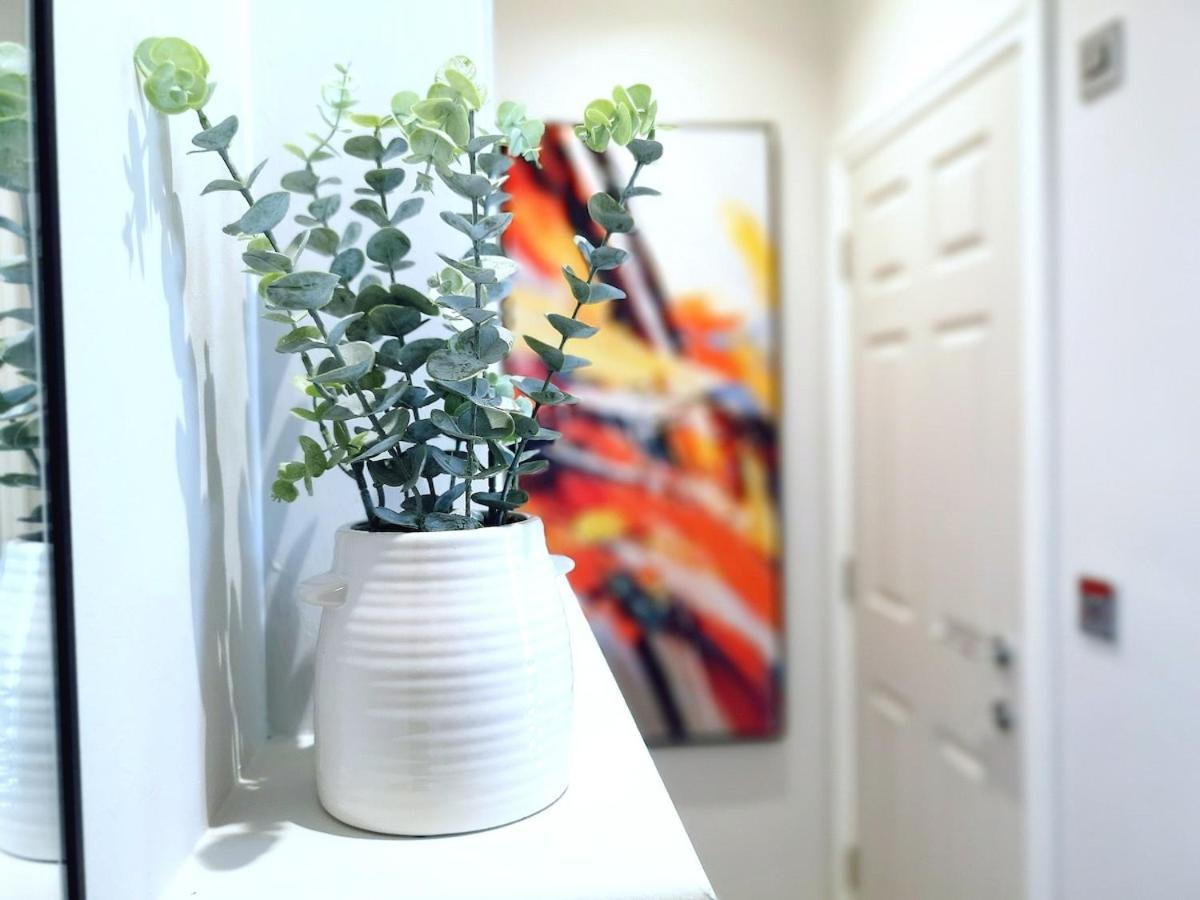 Stunning Modern Apartment Sleeps 4 - 6 Min Walk From Golden Beaches-Free Parking 본머스 외부 사진