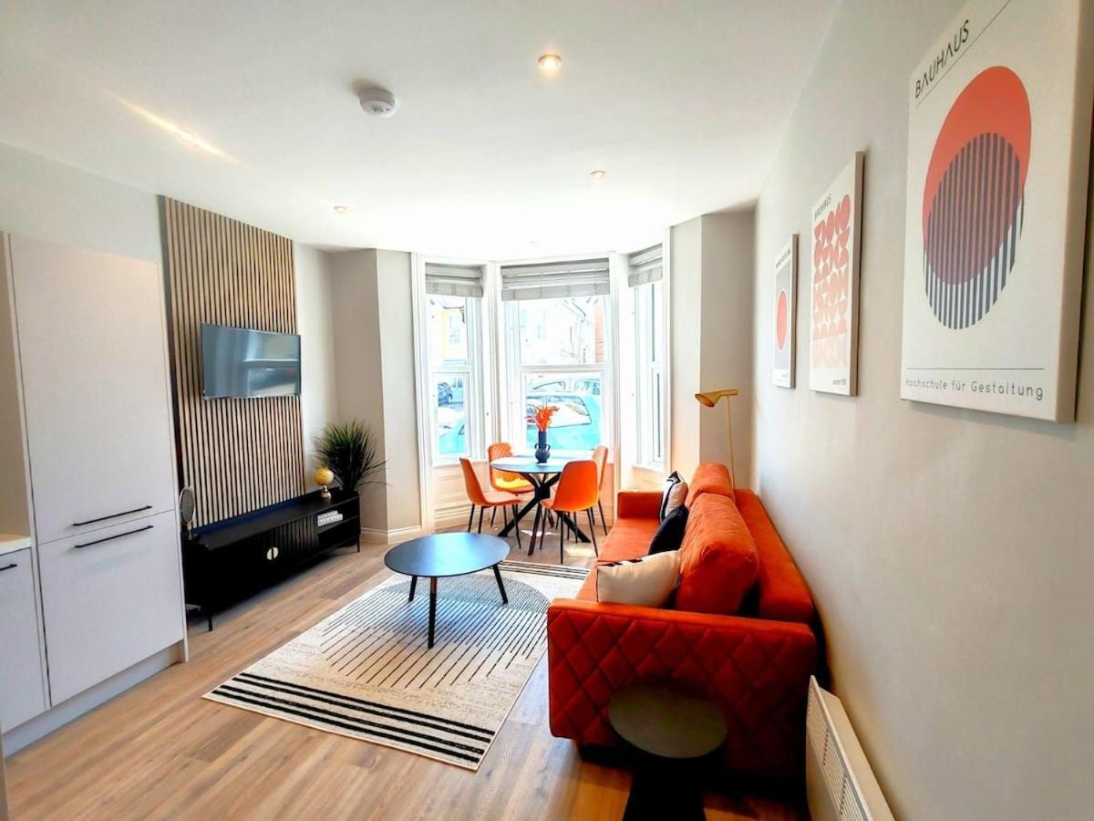 Stunning Modern Apartment Sleeps 4 - 6 Min Walk From Golden Beaches-Free Parking 본머스 외부 사진