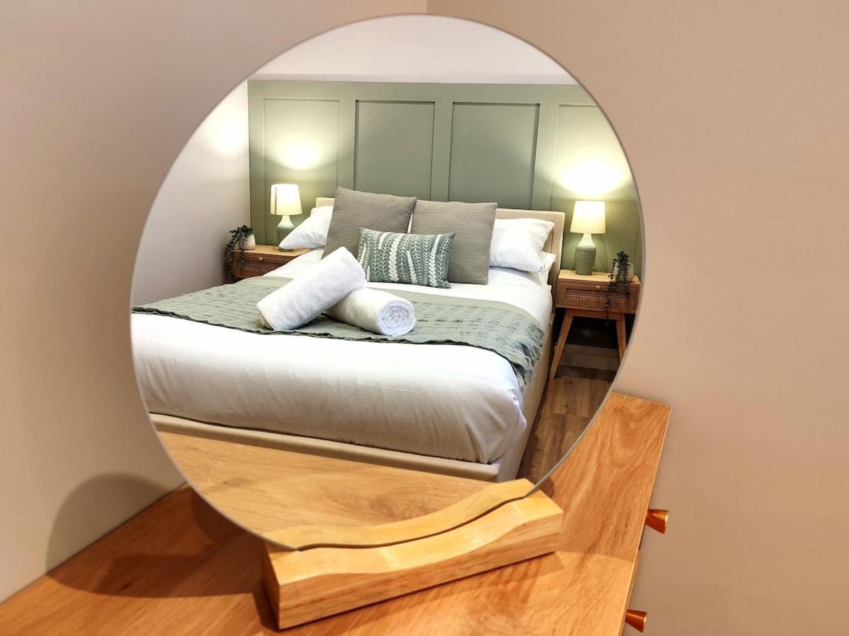Stunning Modern Apartment Sleeps 4 - 6 Min Walk From Golden Beaches-Free Parking 본머스 외부 사진