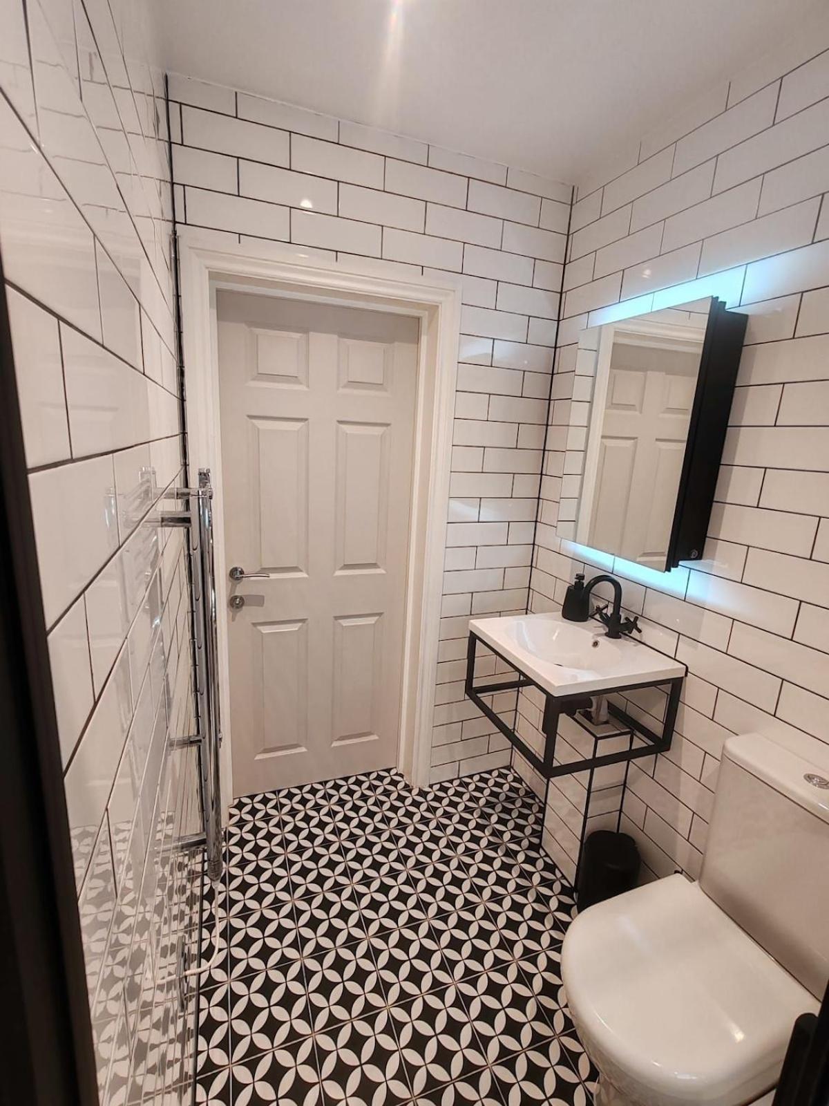 Stunning Modern Apartment Sleeps 4 - 6 Min Walk From Golden Beaches-Free Parking 본머스 외부 사진