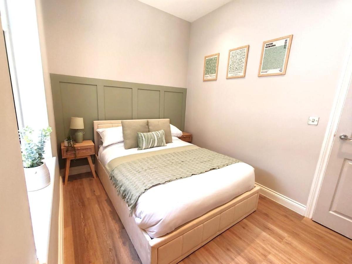 Stunning Modern Apartment Sleeps 4 - 6 Min Walk From Golden Beaches-Free Parking 본머스 외부 사진
