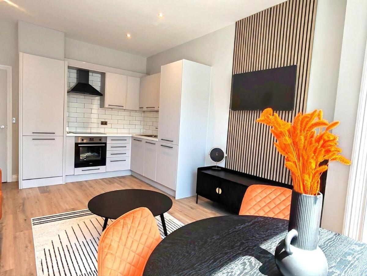 Stunning Modern Apartment Sleeps 4 - 6 Min Walk From Golden Beaches-Free Parking 본머스 외부 사진