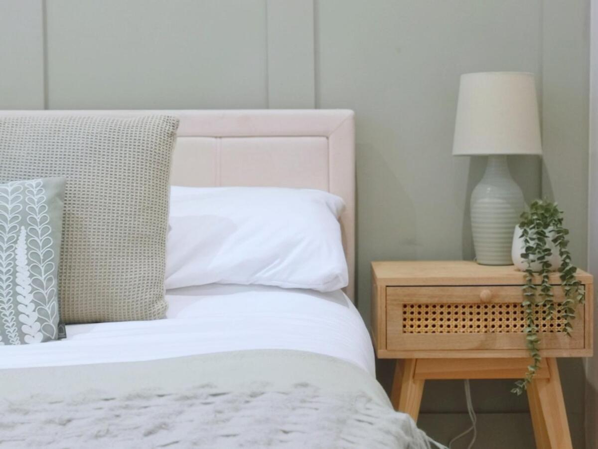 Stunning Modern Apartment Sleeps 4 - 6 Min Walk From Golden Beaches-Free Parking 본머스 외부 사진